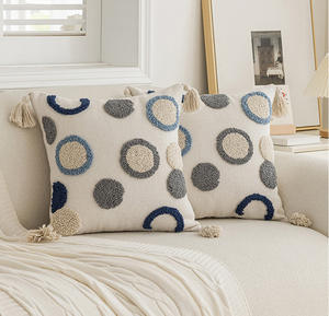 Funda de cojín con bordado geométrico decorativo de 18x18 pulgadas azul con flecos - Product Image 6