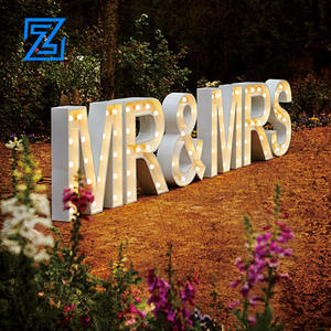 Enseigne lumineuse géante « Mr and Mrs » – Lettres d'amour géantes de 3, 4 ou 5 pieds avec ampoules LED - Product Image 1