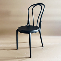 Chaise de salle à manger en plastique empilable pour l'extérieur, dossier creux, respirante, rangement facile, style moderne et simple
