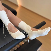 Chaussettes de yoga mi-mollet antidérapantes pour l'été, nouveau design sans talon avec cordon de serrage, idéales pour le Pilates, la danse, le fitness et les exercices au sol