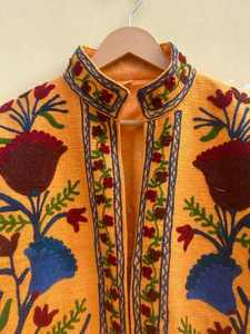 Chaqueta Suzani Naranja Oscuro Hecha a Mano para Mujer, Abrigo de Invierno con Bordado Elegante, Estampado Regular, Acolchado, con Botones, Tela TNT de Algodón - Product Image 2