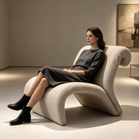 Chaise longue incurvée en forme de vague, sculpture postmoderne |   Fauteuil d'appoint intérieur en tissu à dossier roulé en forme de S pour suite d'hôtel ou véranda