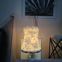 Veilleuse en céramique de taille moyenne Guangli GL-TC6, bleu et blanc, motif floral, lumière blanche chaude, à brancher, pour la décoration de la chambre