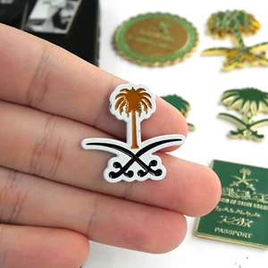 دبوس معدني مطلي بالذهب مخصص ومنقوش بتصميم المملكة العربية السعودية، بأسلوب عصري وألوان حسب الطلب - Product Image 5