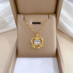 Parure de bijoux de luxe léger en acier inoxydable plaqué or 18 carats avec micro-incrustations de zircone, comprenant un collier et des boucles d'oreilles à pendentifs Cœur et Fleur - Product Image 4