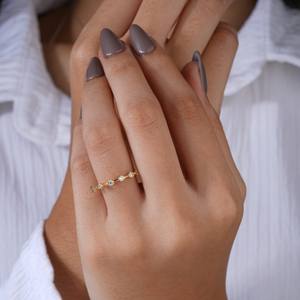 Anillo de oro delicado con diamantes para mujer, diseño minimalista para uso diario, joyería elegante y ligera para chicas - Product Image 2