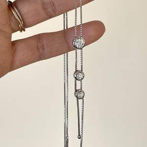 Collar con Colgante de Plata Pura S925, Estilo Antiguo, con Borla de Esmeralda, Cadena para Clavícula, Diseño de Hoja Rizada, Acabado Cepillado, con Zirconia como Piedra Principal - Product Image 1