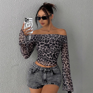 Camiseta de Moda para <span class=keywords><strong>Mujer</strong></span>, Estilo Europeo y Americano, para Primavera, Otoño e Invierno, Linda, con Hombros Descubiertos, Manga Larga, Estampada, Top para Chicas Modernas - Product Image 4