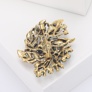 Broche Fleur en Alliage de Cristal et Strass, Bijou Élégant Rétro pour Femme, Plaqué Or, Cadeau de Fête et de Mariage - Product Image 1