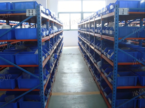 Magazijn laden met artikelen, constructiestaal, lagen, opslagrekken en schappen voor voorraad. - Product Image 6