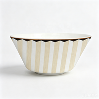 Ensemble de vaisselle en céramique géométrique nordique avec bord doré, assiettes, tasses, cafetière, carafe à lait pour l'hôtellerie et la restauration