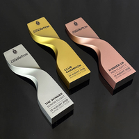 Nouveau trophée en résine or, argent, bronze, personnalisé et gravé, trophée en résine en forme de S