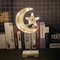Nouvelle lampe de chevet moderne nordique en forme de lune, idéale pour la décoration de chambre à coucher et les éclairages d'ambiance.