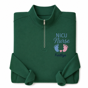 Sweat-shirt personnalisé pour infirmière de soins intensifs néonataux avec empreinte de pied de bébé brodée, doublé, à col montant et fermeture éclair quart, avec nom personnalisé, rose et bleu, pour infirmière néonatale - Product Image 3