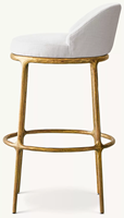 Tabouret de bar à hauteur de comptoir à quatre pieds avec cadre sculptural en laiton martelé, dossier semi-courbé et coussin en lin blanc