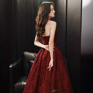 Vestido de noche elegante rojo vino para novia, compromiso, boda, reunión anual, estilo tubo, de la marca Toast Clothing. - Product Image 4