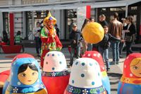 Jeu de bowling gonflable Matryoshka, quilles en forme de poupée russe - 6 pièces et balle gonflable - 1 pièce