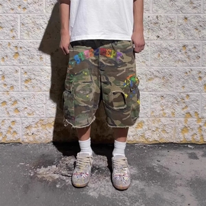Pantalones cortos de mezclilla de estilo americano con estampado de letras de grafiti, de camuflaje, de longitud media, de pierna ancha, estilo urbano. - Product Image 1