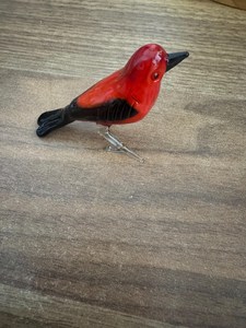 Figura de pájaro rojo de vidrio soplado a mano, adorno decorativo con temática animal, hecho de vidrio con alas y cola negras. - Product Image 4