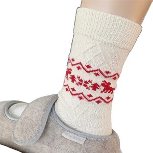 ถุงเท้าขนสัตว์แฟร์ไอส์สำหรับผู้หญิง สีแดง สีขาว สีดำ สีเทา ความหนาปานกลาง ความอบอุ่นสำหรับฤดูใบไม้ร่วงและฤดูหนาว - Product Image 3