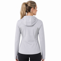 Veste de yoga pour femme UPF50+ coupe ajustée, protection solaire, à capuche, fermeture éclair intégrale, poignets avec trous pour les pouces, empiècements en mesh