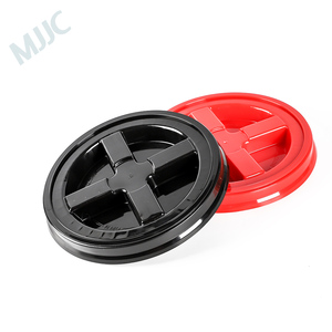 Threaded plastic seal covering 5 gallon car wash bucket 20L car wash bucket