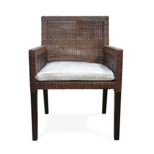 Chaise de salle à manger classique moderne faite à la main, avec des éléments en rotin et en bois massif, parfaite pour les cuisines, les hôtels, les banquets - Product Image 1