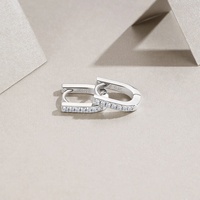 Boucles d'oreilles créoles en argent sterling 925 en forme de U avec moissanite pour femme, à rangée unique et griffes partagées, style Huggie éternité