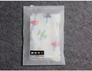 Sac d'emballage en plastique transparent avec fermeture éclair, personnalisable avec logo, en matériaux biodégradables recyclés, finition mate/givrée, pour vêtements et t-shirts - Product Image 5