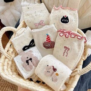 Chaussettes blanches mi-mollet pour femmes, design de dessin animé, respirantes, absorbant la sueur, style japonais, chaussettes décontractées pour jeunes adultes - Product Image 1