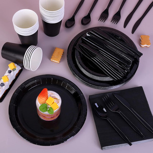 Schwarzes Einweg-Partygeschirr-Set mit Papptellern, Bechern und Besteck für Geburtstag, Halloween, Valentinstag, Neujahr - Product Image 1