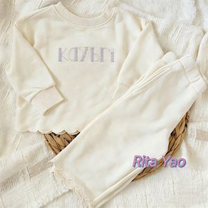 Set coordinato in <span class=keywords><strong>felpa</strong></span> e <span class=keywords><strong>pantaloni</strong></span> in French Terry per neonate e bambine, personalizzabile con ricamo, completo primaverile con <span class=keywords><strong>felpa</strong></span> a bordo smerlato per <span class=keywords><strong>bambina</strong></span> 2026 - Product Image 3