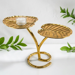 Table basse en laiton AK, artisanale, 2 niveaux, finition dorée, design attrayant en forme de feuille, table de luxe pour hôtel et décoration intérieure. - Product Image 1
