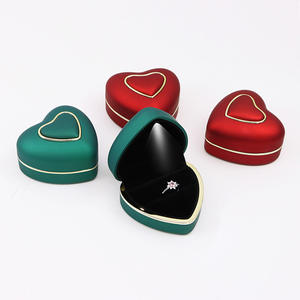 Caja de joyería de terciopelo con cierre de bisagra en forma de corazón personalizada de Pink Factory, con cinta, adecuada para anillos y collares. - Product Image 2