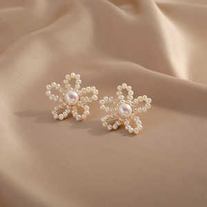 Boucles d'oreilles WENCHI en perles baroques, collection 1588, motif floral tissé - Product Image 5