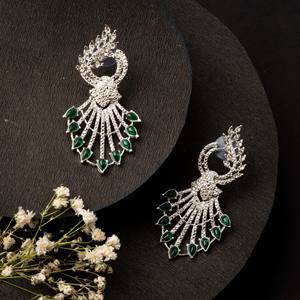 Boucles d'oreilles en cristal élégantes à la demande pour dames avec un beau design fait main disponible au meilleur prix - Product Image 1