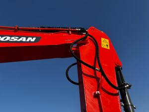 VENTE CHAUDE Excavatrice d'occasion originale Doosan DX140, système hydraulique de bonne qualité, machine robuste prête à l'emploi, moteur et boîte de vitesses 2023 - Product Image 2