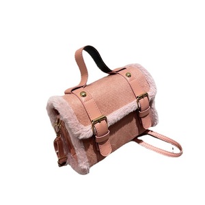 Bolso de mano de piel sintética de <span class=keywords><strong>alta</strong></span> calidad, pequeño bolso cruzado de felpa suave a la moda europea y americana, para invierno - Product Image 1