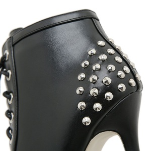 รองเท้าบูทข้อเท้าสไตล์พังก์สุดเซ็กซี่ประดับหมุด  แบบส้นเข็ม  ปลายแหลม  สายรัด  แฟชั่นฤดูใบไม้ร่วง-ฤดูหนาว ปี 2024 - Product Image 4