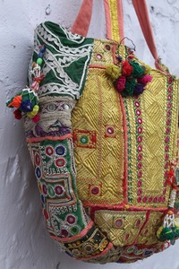 Bolso de Hombro Étnico Gitano con Bordado Tradicional Rajastaní, Estilo Banjara, con Espejos, de Gran Capacidad - Product Image 4