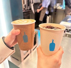 แก้วกาแฟกระดาษสองชั้นแบบใช้แล้วทิ้ง ขนาด 8/10/12/16 ออนซ์ สีน้ำตาล พิมพ์โลโก้สีน้ำเงินตามสั่ง สำหรับกาแฟคาปูชิโน แบบนำกลับบ้าน - Product Image 1