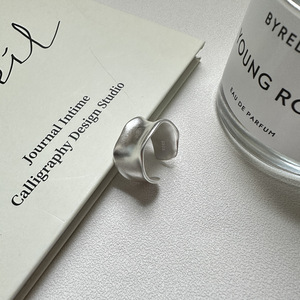 แหวนเงินแท้ 925 ดีไซน์เก๋ ปรับขนาดได้ น้ำหนักเบา วงกว้าง รูปทรงไม่สมมาตร เหมาะสำหรับใส่ทุกวัน เครื่องประดับสไตล์มินิมอลทันสมัย - Product Image 2