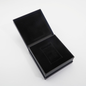 Nouvelle boîte en carton gris écologique personnalisable pour homme, petite et emballée - Product Image 1