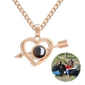 Vente chaude <span class=keywords><strong>100</strong></span> je t'aime langue Projection collier une flèche en forme de coeur collier personnalisé Photo pendentif pour les femmes - Product Image 1