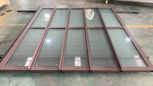 <span class=keywords><strong>Porte</strong></span> <span class=keywords><strong>de</strong></span> <span class=keywords><strong>garage</strong></span> sectionnelle moderne et étanche avec fenêtres en verre teinté noir Cadre en aluminium brun Surface finie pour villas - Product Image 2