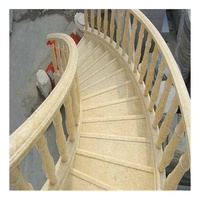 Escalier en marbre beige clair avec marches droites et courbes, carreaux durables pour usage hôtelier, escaliers intérieurs
