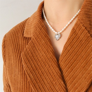 Parure de bijoux tendance en acier inoxydable avec collier et boucles d'oreilles en perles d'eau douce et pendentif cœur martelé – Vente en gros - Product Image 5