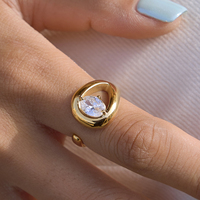 Perhiasan J&D Cincin Terbuka yang Dapat Disesuaikan dari Baja Tahan Karat Berlapis Emas 18K dengan Desain Oval Zirconia Putih Berbentuk Tetesan Air untuk Wanita.