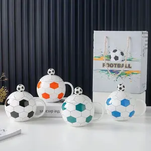 Neuheit Geschenke für Fußballspieler 3D Fußball Keramik-Kaffeebecher mit Löffel