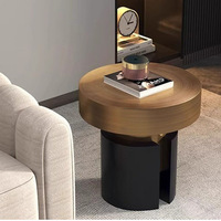 Table d'appoint ronde en métal doré brossé avec base creuse noire, table d'appoint de luxe, meuble d'appoint minimaliste pour canapé d'angle, décoration de salon